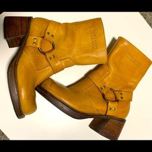 Natural tan leather ankle length women’s Durango boots. Size 6